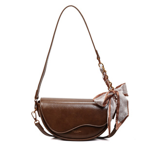 Sac à bandoulière demi-lune vintage en PU marron léger avec fermeture magnétique pour femme - Product Image 4