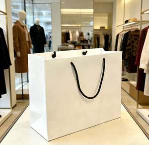 Bolsas de Papel para Compras con Logotipo Estampado Personalizadas para Boutiques, Tiendas de Ropa, Regalos de Boda y Compras Minoristas - Product Image 3