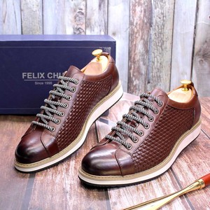 Los zapatos de cuero hechos a mano se venden bien en primavera y otoño. Esta serie de zapatos casuales de cuero para hombre presenta cordones y detalles que realzan el estilo. - Product Image 1