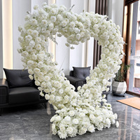 Arche florale en forme de cœur en roses de soie résistantes aux UV avec base stable pour demande en mariage romantique en extérieur destinée aux organisateurs de mariages