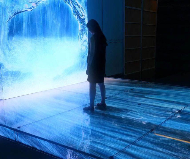 Immersive Space Large Interactive Wall Projection Game System