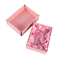 Caja de Cartón Rígido Rosa con Logotipo Personalizado en Relieve, Laminación Brillante con Cinta, para Empaque de Regalos de Calzado y Ropa de Lujo Moderno