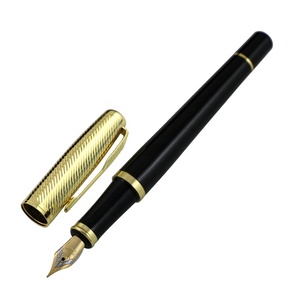 Penna stilografica regalo con penna calligrafica fantasia incisa in oro - Product Image 3