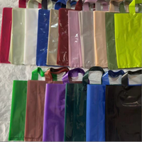 Pochette portable pour vêtements, couleur unie, durable, avec logo imprimé carré, en PVC/BOPP/PE, surface mate, poignée longue.