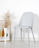 Chaise de salle à manger en plastique au design contemporain, résistante aux intempéries pour l'utilisation dans le jardin ou sur la terrasse