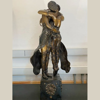 Statue de couple amoureux en bronze, patine antique, sculpture de deux personnes s'embrassant avec base pour la décoration intérieure de villa.