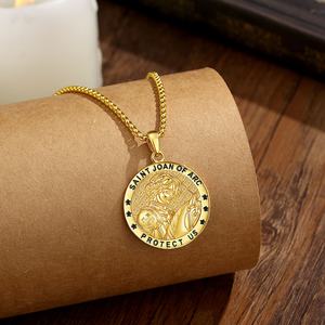 Collar con Colgante de Santa Juana de Arco Chapado en Oro de 18K sobre Cobre, Letras Esmaltadas en Negro, Joyería Católica de Coraje al por Mayor para Hombres y Mujeres - Product Image 3