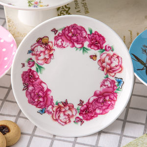 Rose Sweet Design Girls Love Fine Bone China Assiette à dessert en céramique saine avec pied Usine en Chine - Product Image 5