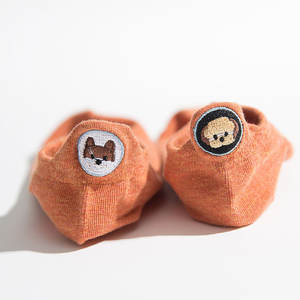 महिलाओं अदृश्य मोजे सुंदर कुत्ते कार्टून कढ़ाई सुपर फायर फैशन टखने के मोजे - Product Image 2