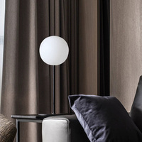 Lampe de sol moderne en forme de globe blanc avec un pied fin doré pour salon, chambre, hôtel, salle de séjour, restaurant, villa