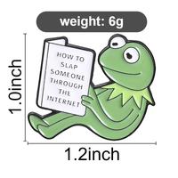 En gros, Broches et épingles en métal créatives et uniques, motif Kermit la grenouille, mignonnes grenouilles liseuses, accessoires de badge en métal