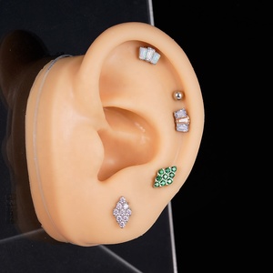Piercing <span class=keywords><strong>labret</strong></span> vertical en titane plaqué argent 16g avec zircon cubique rectangulaire à filetage interne - Product Image 5