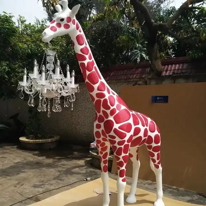 Escultura de resina personalizada, estatua de jirafa de tamaño real enamorada, lámpara de araña para interiores o exteriores, estatua de ciervo