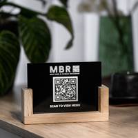 Maßgefertigter Lasergravierter Eichenholz-Acryl QR-Code Tischaufsteller Desktop-QR-Menü-Anzeigeschild für Restaurant Café Bar