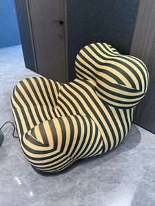 Fauteuil en tissu rayé moderne avec table d'appoint sphérique noire pour usage domestique - Product Image 4
