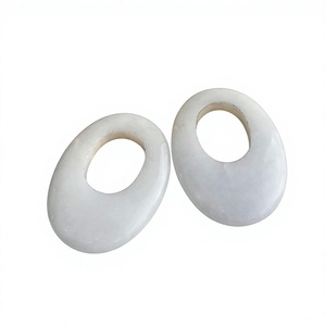Boucles d'oreilles en résine faites à la main avec un design artistique coloré, bijoux légers et tendance pour femmes et filles, un accessoire élégant et remarquable - Product Image 1