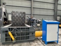 Presse hydraulique horizontale automatique pour le recyclage de la ferraille et de l'aluminium.