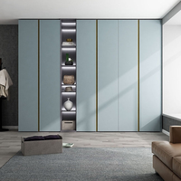 Armoire de rangement minimaliste à étagères ouvertes en métal doré, dressing blanc moderne industriel