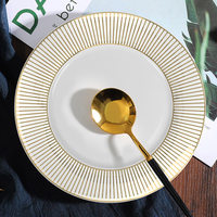 En gros, Ensemble de vaisselle en porcelaine fine avec assiettes de présentation à rayures dorées et bordure dorée, pour Mariage, Restaurant, Maison