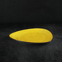 Assiettes rustiques en céramique faites à la main, vaisselle en forme de Triangle assiettes en porcelaine pour le service des collations pour le Restaurant