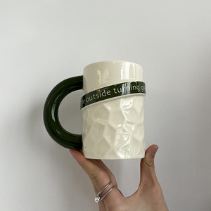 Tasses à café réutilisables BloomSip Nordic Backpack Style en porcelaine de qualité alimentaire 400 ml avec poignée verte bombée, coffret cadeau, vente en gros, personnalisables - Product Image 6