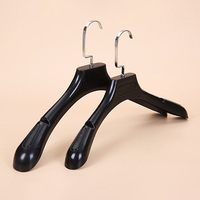 Cintres en plastique noirs durables et personnalisables pour adultes, sans trace, antidérapants, pour magasins de vêtements, avec réduction en gros