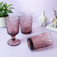 Verre à pied en verre coloré gaufré motif paon, verre personnalisé avec logo imprimé pour les acheteurs importateurs en gros mondiaux