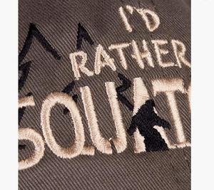 Je préfère être en compagnie de mes amis. |   Casquette de baseball amusante et officielle pour papa chasseur de Bigfoot et de Sasquatch - Product Image 2