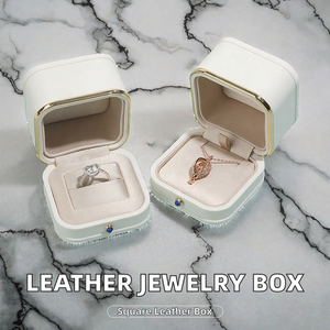 Caja de Joyería de Lujo en Cuero PU Blanco con Detalles en Dorado, Caja Plegable para Guardar Anillos y Collares, Empaque para Regalo de Compromiso - Product Image 2