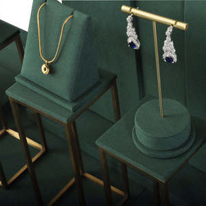 Support de présentation de bijoux de luxe permanent, ensemble de présentation de bijoux en velours vert personnalisé pour magasin de bijoux - Product Image 3
