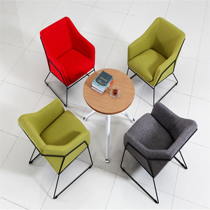 Sillón de Estilo Antiguo con Respaldo Alto y Estructura Metálica, Tapizado en Tela, Color Amarillo Mostaza - Product Image 2