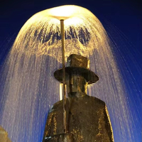 Statue d'homme de fontaine en Bronze de jardin abstrait grandeur nature sur mesure avec Sculpture de parapluie