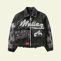 Chaqueta de mezclilla de algodón personalizada al por mayor para hombre, estilo vintage, con estampado gráfico Motocore, efecto desgastado y dobladillo sin rematar, corte holgado