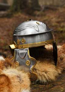Casco Antiguo Estilo Romano con Cresta Roja Plateada/Dorada, Metal Premium, Impresión por Troquelado, para Actividades Culturales, Disfraces y Eventos - Product Image 2