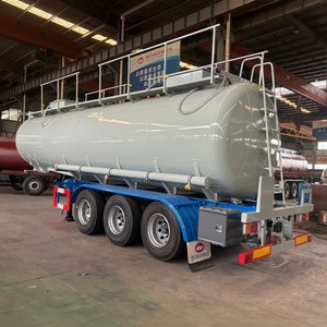 Semi-remorque citerne chimique de haute qualité à 3 essieux, 30 m³, en acier inoxydable 304/316, avec cuve PE pour le transport de sodas et d'acides - Product Image 4