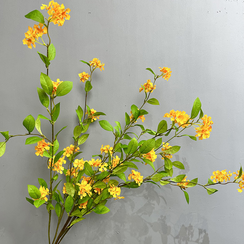 Branche de fleur jaune-lilas