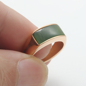 Bague pour homme en or avec pierre verte rectangulaire, sertie en clos, design géométrique, bijou tendance, cadeau - Product Image 3