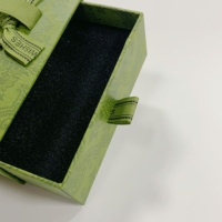 Boîte cadeau de luxe écologique sur mesure pour bijoux avec finition mate, doublure en éponge, carton rigide et impression de logo