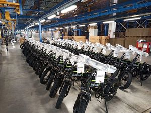 Bicicleta Eléctrica con Manillar Alto y Estilizado, 1500W 60V 20Ah 60km/h, Neumáticos Anchos, 130N.m Torque, Venta al Por Mayor de Fábrica, Personalizable OEM - Product Image 5