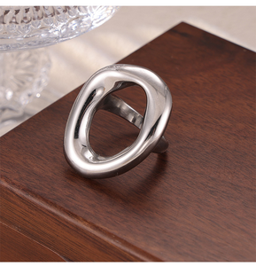 Bague tendance géométrique irrégulière en acier titane pour femme, plaquée argent, grande, massive et brillante, style statement - Product Image 2