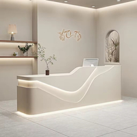 Comptoir de réception moderne sur mesure avec lignes ondulées, éclairage LED intégré, comptoir de caisse, bureau d'accueil pour salon de beauté, commerce de détail, bureau