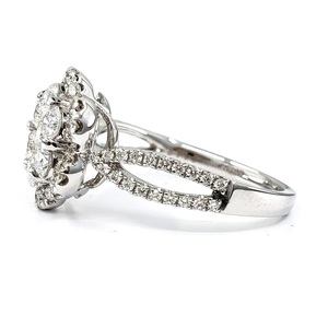 Bague Fleur en Or Blanc Massif 18 carats avec Diamants Naturels, Design de Qualité Supérieure de Hong Kong, pour Femme, Usage Quotidien et Mariage, Modèle Client Vietnamien - Product Image 2
