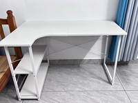 Bureau d'ordinateur en bois pour la maison, bureau d'étude d'angle pour étudiant, bureau d'écriture de couleur crème en forme de L avec étagère d'angle intégrée et tiroir