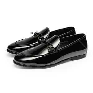 La fábrica suministra zapatos casuales y de negocios cómodos para hombre, hechos a mano con cuero vacuno, y zapatos de vestir y Oxfords de cuero personalizados. - Product Image 3
