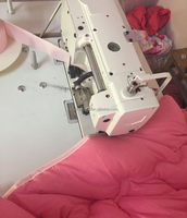 Machine à coudre surjeteuse pour la pose de bandes de surjetage sur les bords de couettes et de housses de coussin