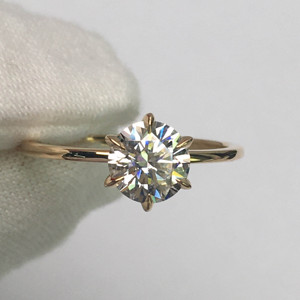 Bague de fiançailles classique en moissanite ronde, argent 925 plaqué rhodium, sertissage pavé, bijoux pour femmes - Product Image 4