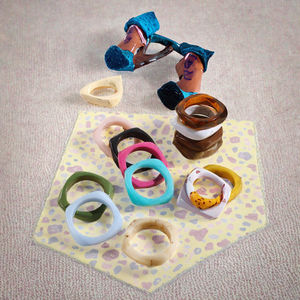 Bracelets en résine acrylique carrée de 2 cm de large, couleurs irrégulières, gros, pour femmes, bracelets tendance, par HF CRAFTS - Product Image 3