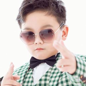 Lunettes de soleil polygonales tendance 2021 pour garçons et filles, avec logo personnalisé, sans monture, surdimensionnées pour enfants - Product Image 2