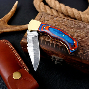 Couteau de poche pliant avec lame en damas, manche en bois et laiton, aigle gravé, avec étui en cuir - Product Image 1