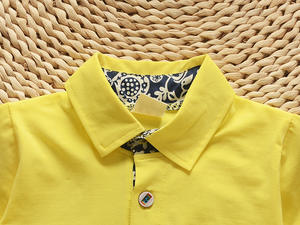 เสื้อผ้าเด็กขายส่ง ชุดเสื้อโปโลสีเหลือง กางเกงขาสั้นสีดำสำหรับเด็กผู้ชาย - Product Image 2